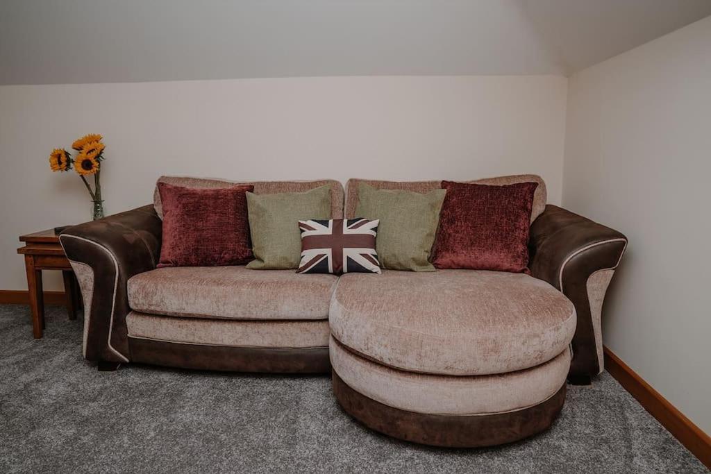 Lovely New 1 Bedroom Loft Apartment With On Drive Parking Trowbridge Dış mekan fotoğraf