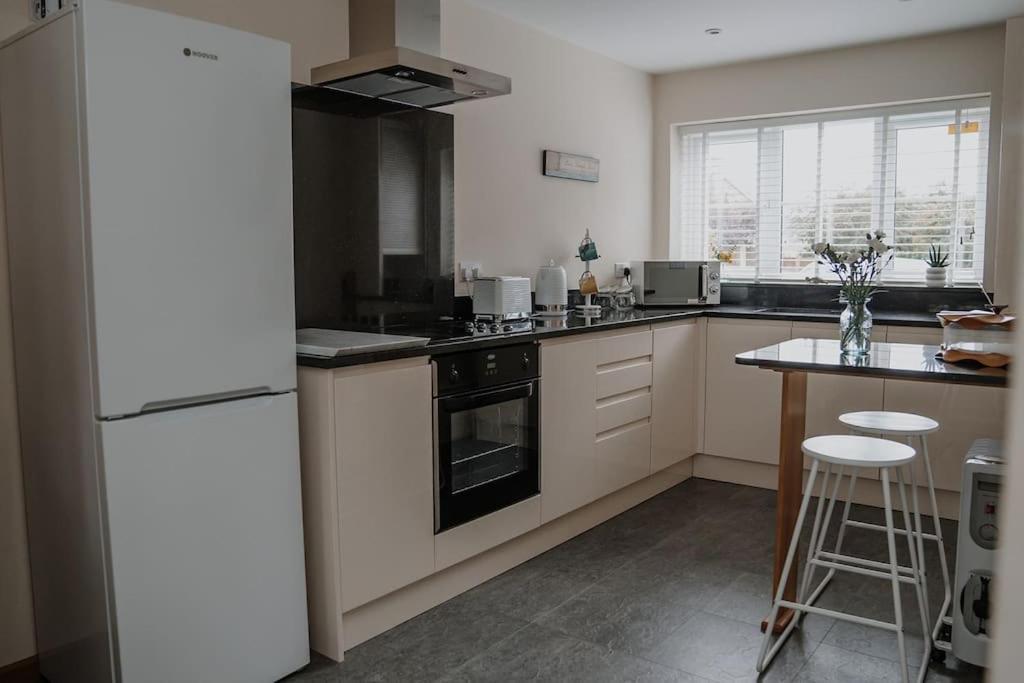 Lovely New 1 Bedroom Loft Apartment With On Drive Parking Trowbridge Dış mekan fotoğraf