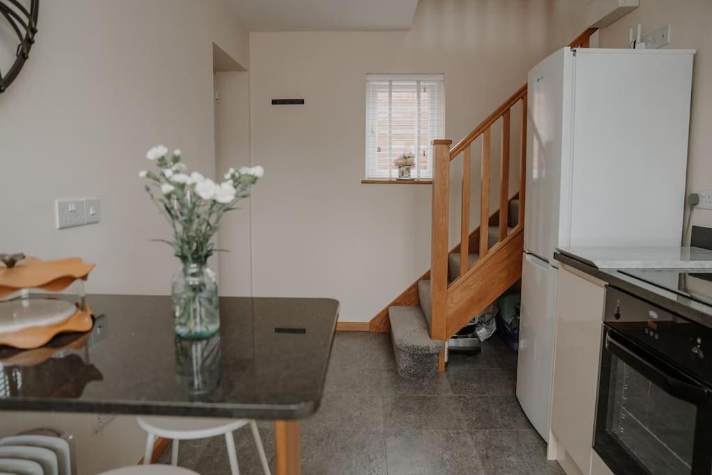 Lovely New 1 Bedroom Loft Apartment With On Drive Parking Trowbridge Dış mekan fotoğraf
