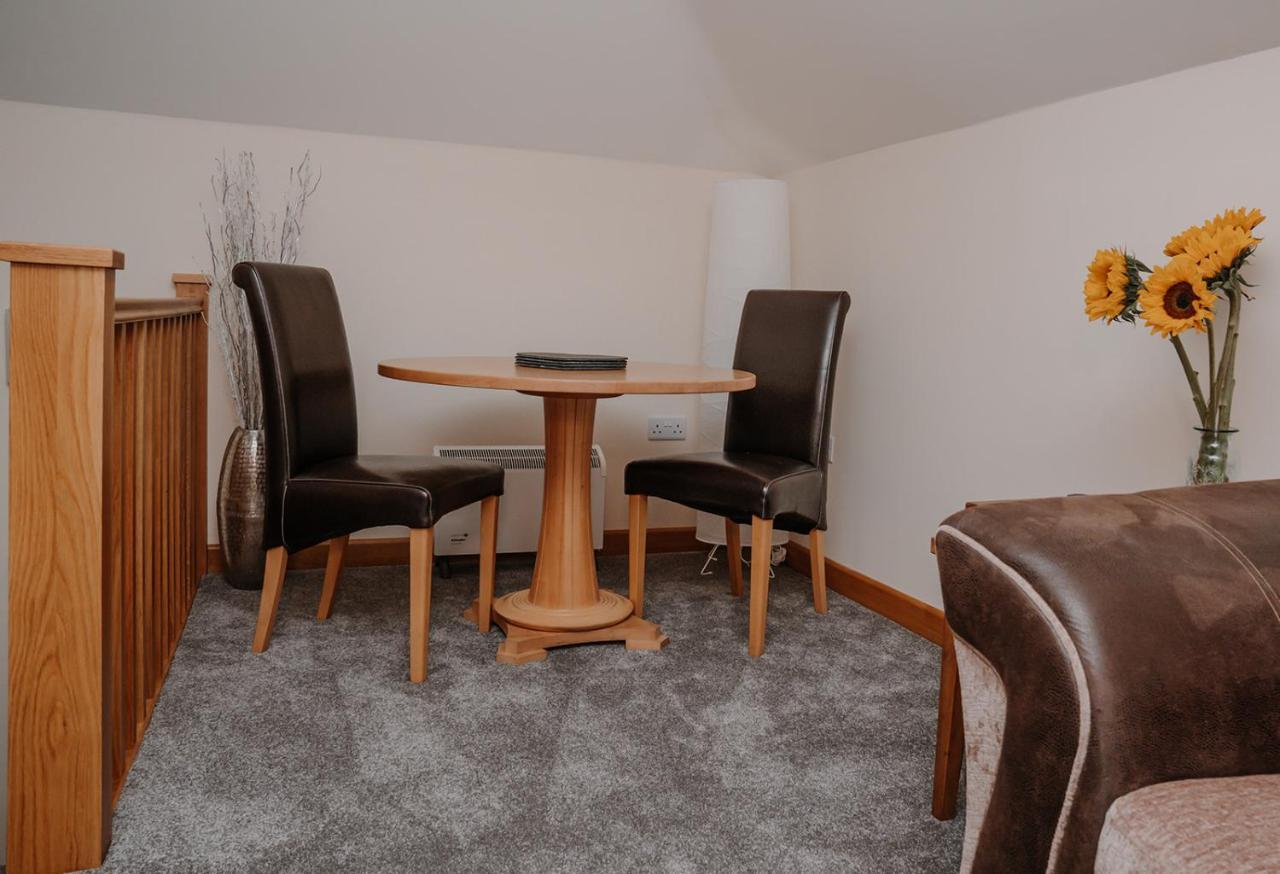 Lovely New 1 Bedroom Loft Apartment With On Drive Parking Trowbridge Dış mekan fotoğraf