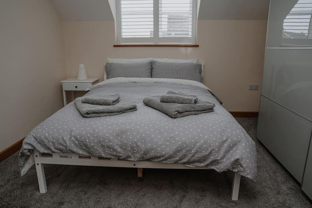 Lovely New 1 Bedroom Loft Apartment With On Drive Parking Trowbridge Dış mekan fotoğraf
