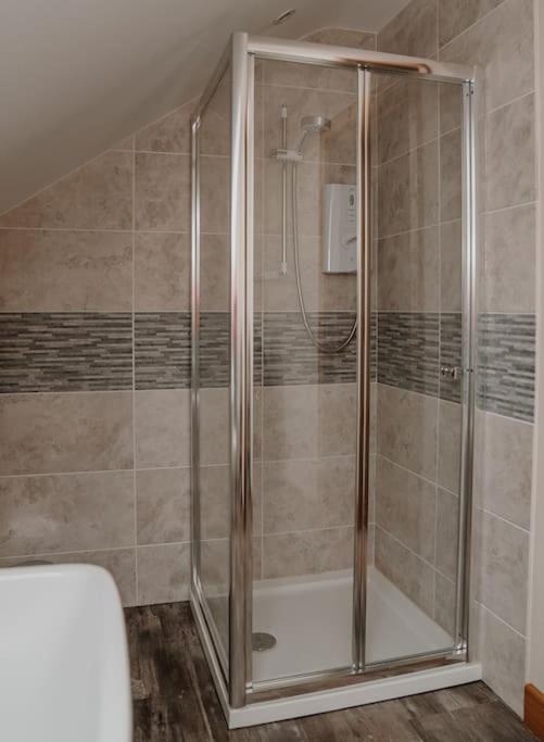 Lovely New 1 Bedroom Loft Apartment With On Drive Parking Trowbridge Dış mekan fotoğraf