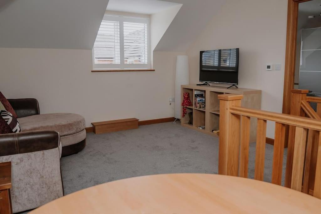 Lovely New 1 Bedroom Loft Apartment With On Drive Parking Trowbridge Dış mekan fotoğraf