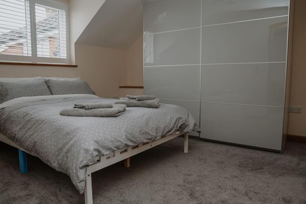 Lovely New 1 Bedroom Loft Apartment With On Drive Parking Trowbridge Dış mekan fotoğraf