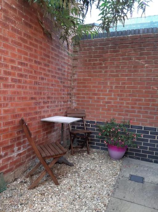 Lovely New 1 Bedroom Loft Apartment With On Drive Parking Trowbridge Dış mekan fotoğraf