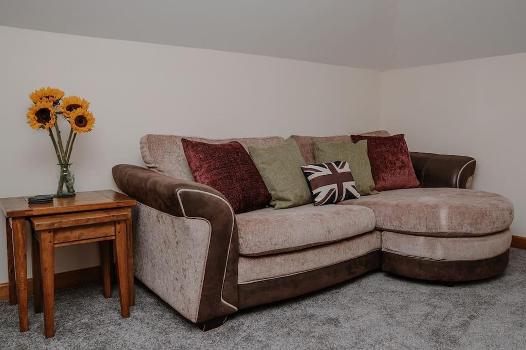 Lovely New 1 Bedroom Loft Apartment With On Drive Parking Trowbridge Dış mekan fotoğraf