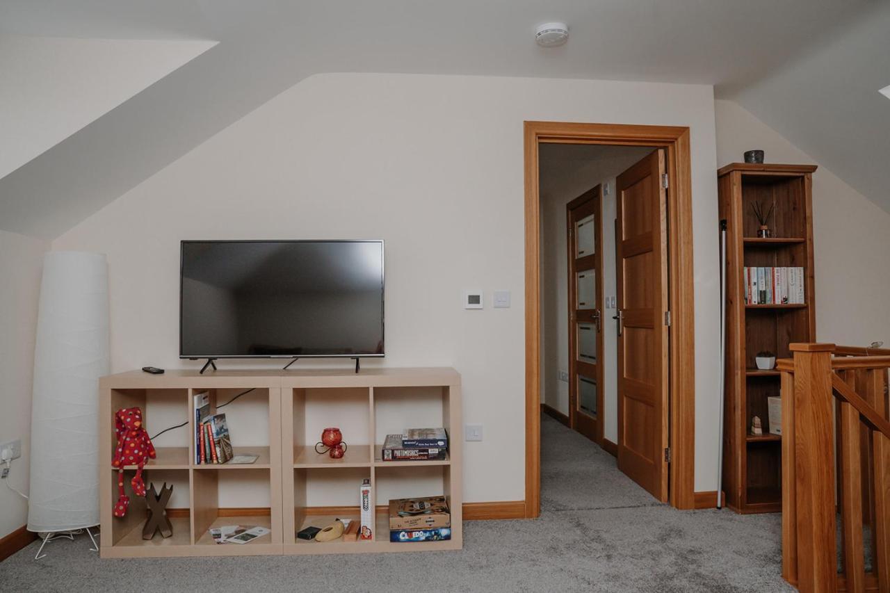 Lovely New 1 Bedroom Loft Apartment With On Drive Parking Trowbridge Dış mekan fotoğraf